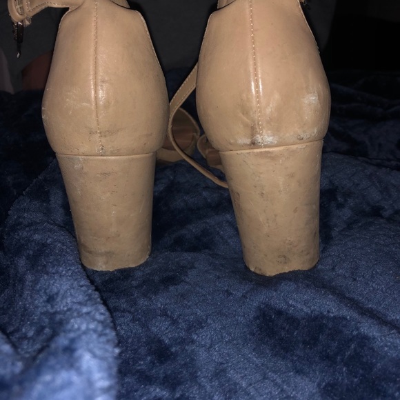 Old college heels - Picture 2 of 8